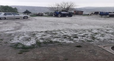 Selendi'de dolu yağışı etkili oldu