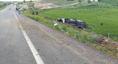 Uşak'ta devrilen yem tankerinin sürücüsü yaralandı