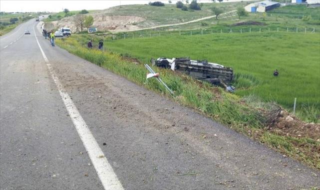 Uşak'ta devrilen yem tankerinin sürücüsü yaralandı