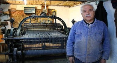 Veli usta Kütahya'daki atölyesinde asırlık tezgahta 45 yıldır kilim dokuyor