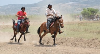 Yenipazar'da rahvan at yarışları yapıldı