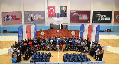 123 öğrenciye spor malzemesi hediye edildi