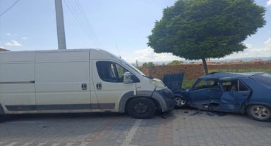 Afyonkarahisar'da 12 yaşındaki çocuğun kullandığı otomobil kamyonetle çarpıştı, 5 kişi yaralandı