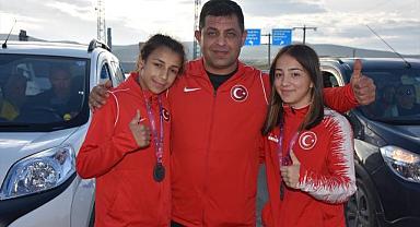 Afyonkarahisar'da belde halkı kadın güreşçilerin