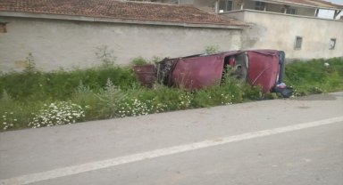 Afyonkarahisar'da devrilen otomobildeki 6 kişi yaralandı