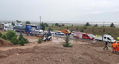 Afyonkarahisar'da heyelanda iki araç toprak altında kaldı, 1 kişi öldü, 1 kişi yaralandı