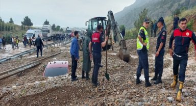 Afyonkarahisar'da heyelanda iki araç toprak altında kaldı