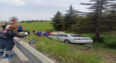 Afyonkarahisar'da iki otomobilin çarpıştığı kazada 5 kişi yaralandı