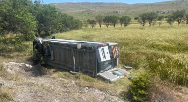 Afyonkarahisar'da şarampole devrilen minibüsteki 7 kişi yaralandı