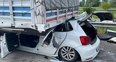 Afyonkarahisar'da tıra arkadan çarpan otomobildeki kadın hastanede öldü
