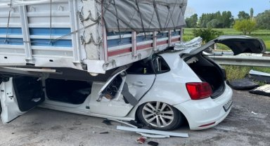 Afyonkarahisar'da tırın dorsesine çarpan otomobildeki 2 kişi ağır yaralandı