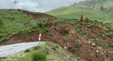 Afyonkarahisar'da yayla yolu heyelan nedeniyle ulaşıma kapandı