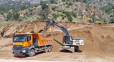 Afyonkarahisar-Denizli kara yolunda heyelan nedeniyle ulaşım tek şeritten sağlanıyor