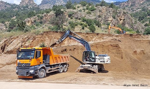 Afyonkarahisar-Denizli kara yolunda heyelan nedeniyle ulaşım tek şeritten sağlanıyor