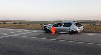 Afyonkarahisar'da bariyerlere çarpan otomobildeki 5 kişi yaralandı