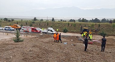 Afyonkarahisar'da heyelanda iki araç toprak altında kaldı, 1 kişi öldü, 1 kişi yaralandı