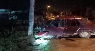 Aydın'da elektrik direğine çarpan otomobildeki 5 kişi yaralandı
