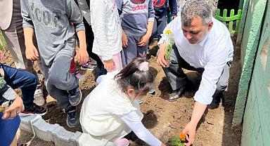 Başkan Koyuncu, Öğrencilerle Birlikte Çiçekleri Toprakla Buluşturdu