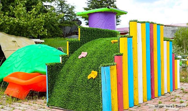 Belediye kentteki yeşil alanların park mobilyalarını kendisi imal ediyor