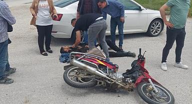 Bolvadin'de otomobille çarpışan motosikletteki 2 kişi yaralandı.