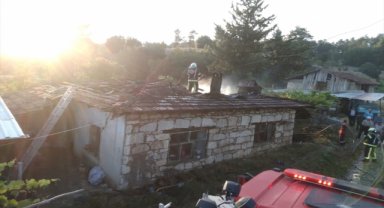 Denizli'de çıkan yangında ev kullanılamaz hale geldi