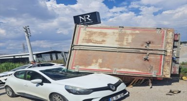 Denizli'de kamyonetin otomobilin üzerine devrildiği kaza güvenlik kamerasında