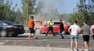 Denizli'de seyir halindeki otomobil yandı
