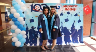 Denizli'de yüksekokulu birlikte okuyan anne kız diplomalarını aldı