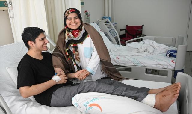 Depremzede anne oğul, hastane odasında birlikte ayağa kalktı