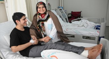 Depremzede anne oğul, hastane odasında birlikte ayağa kalktı
