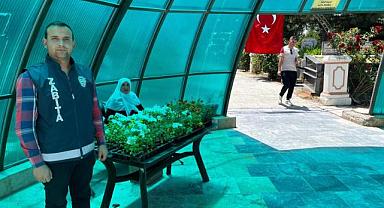 Emirdağ Belediyesi İlçe Kabristanlığı Girişinde Ücretsiz Çiçek Dağıttı