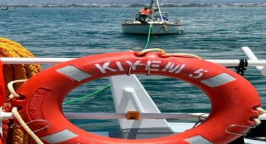 Fethiye'de denizde sürüklenen tekne kıyıya yanaştırıldı