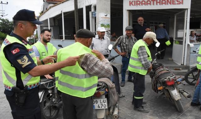Germencik'te motosiklet sürücülerine reflektif yelek dağıtıldı
