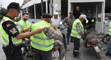 Germencik'te motosiklet sürücülerine reflektif yelek dağıtıldı