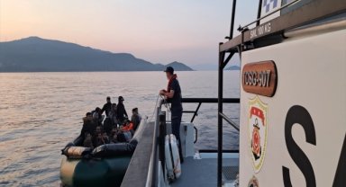 İzmir açıklarında 17 düzensiz göçmen kurtarıldı, 25 düzensiz göçmen yakalandı