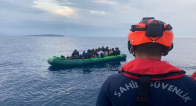 İzmir açıklarında 52 düzensiz göçmen yakalandı, 13 düzensiz göçmen kurtarıldı