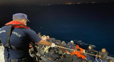 İzmir açıklarında lastik bottaki 48 düzensiz göçmen kurtarıldı