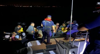 İzmir'de 25 düzensiz göçmen kurtarıldı, 31 göçmen yakalandı