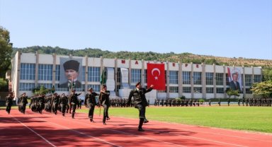 İzmir'de intibak eğitimini tamamlayan subay adayları yemin etti