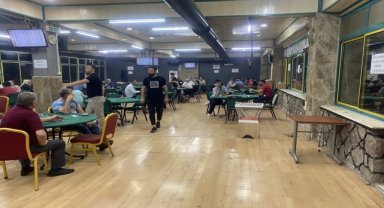 İzmir'de kumar oynarken yakalanan 49 kişiye para cezası kesildi