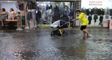 İzmir'de sağanak hayatı olumsuz etkiledi