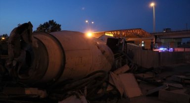 İzmir'de viyadükten düşen beton mikserinin sürücüsü öldü
