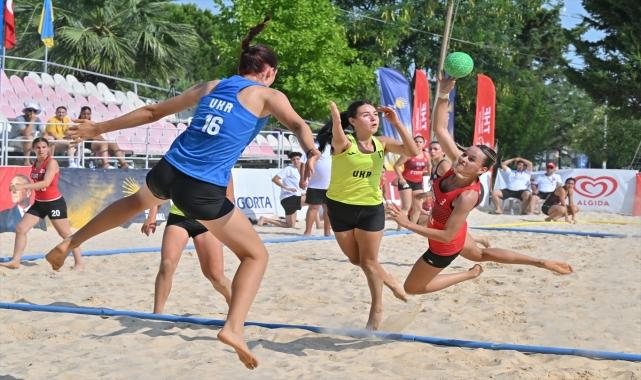 İzmir'deki Avrupa 17 Yaş Altı Plaj Hentbolu Şampiyonalarında ilk gün tamamlandı