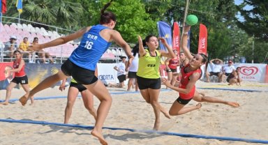 İzmir'deki Avrupa 17 Yaş Altı Plaj Hentbolu Şampiyonalarında ilk gün tamamlandı