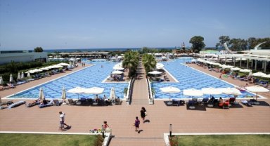 Kuşadası'nı tercih eden yabancı turistler misafirperverlikten memnun
