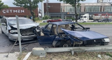 Kütahya'da iki otomobilin çarpıştığı kazada 3 kişi yaralandı