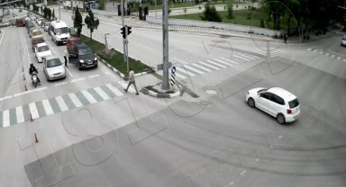 Kütahya'da kırmızı ışıkta bekleyen araçtaki sürücünün eşine saldırı KGYS kamerasında