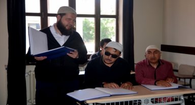Kütahyalı hafız görme engellilere "gönül gözüyle" Kur'an öğretiyor