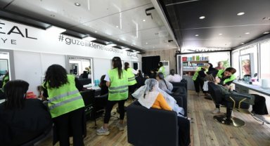 L'Oreal'in mobil güzellik servisleri tırı deprem bölgesindeki kadınlarla buluştu