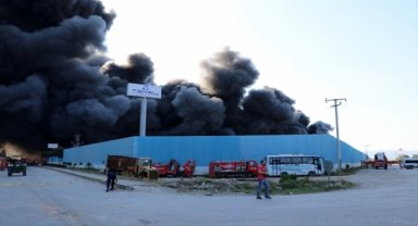 Manisa'da bir fabrikada çıkan yangına müdahale ediliyor